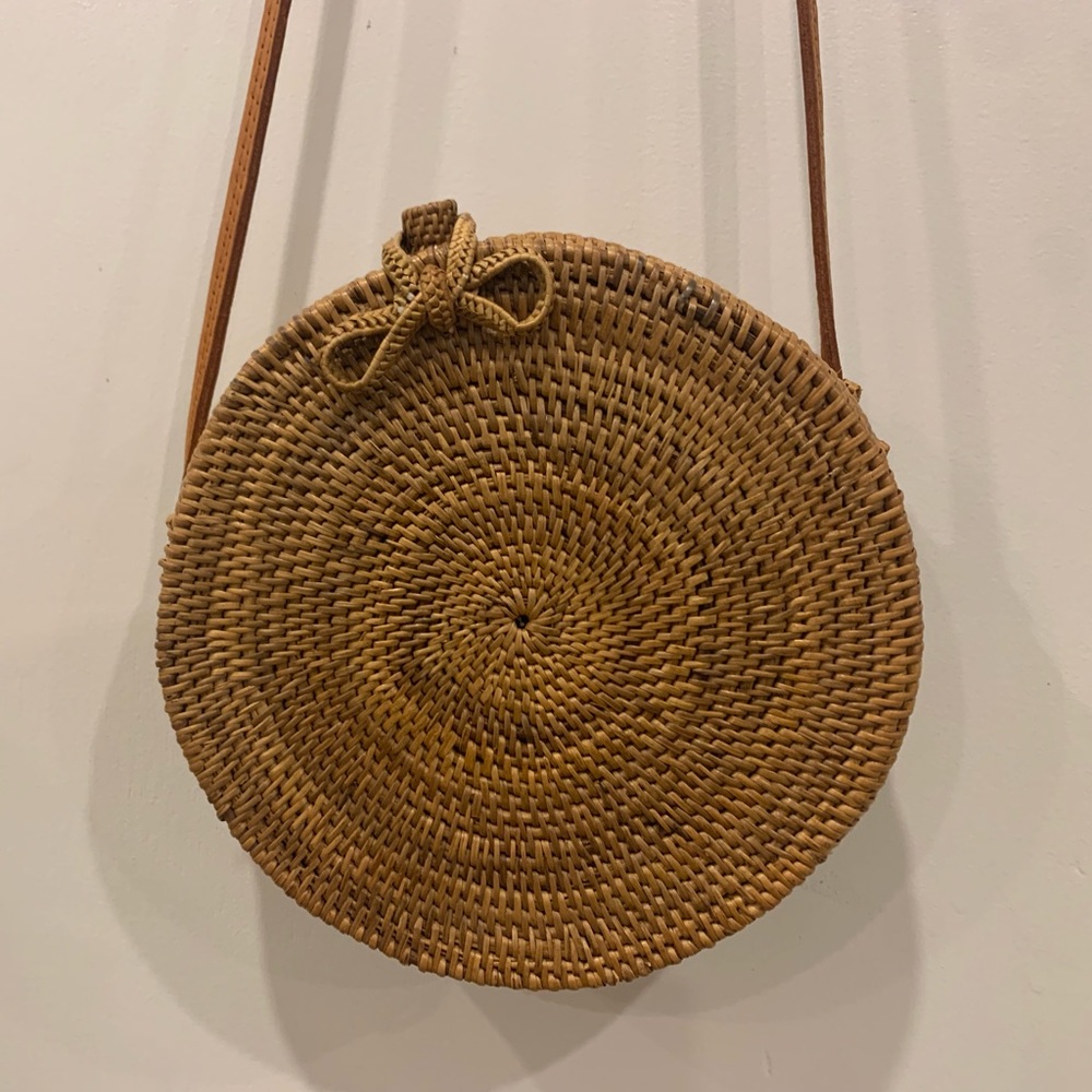 Round woven crossbody rattan bag